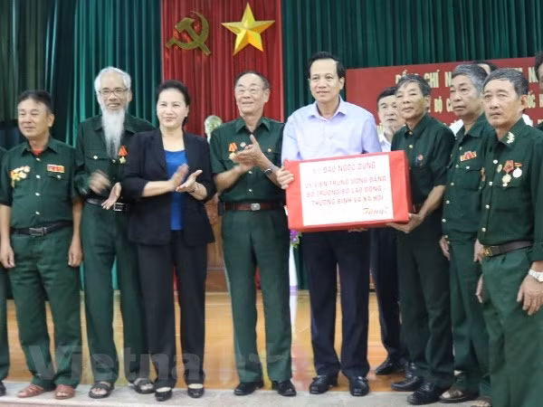 La présidente de l’AN rend visite à des invalides à Ha Nam ảnh 1