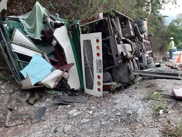 Deux Vietnamiens décédés dans un accident de bus au Laos ảnh 1