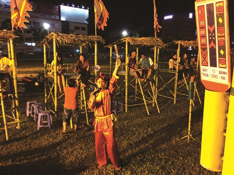 À Hôi An, le bài choi retrouve son éclat ảnh 1