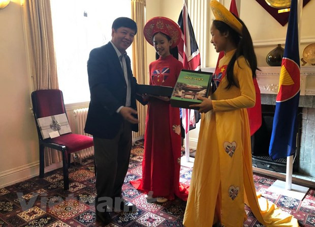 Une délégation du Comité d'État chargé des Vietnamiens résidant à l'étranger au Royaume-Uni ảnh 1 Une délégation du Comité d'État chargé des Vietnamiens résidant à l'étranger au Royaume-Uni ảnh 1