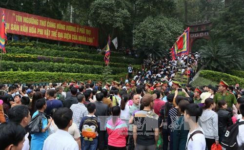 Tet : un million de personnes ont afflué aux Temples des rois Hung ảnh 1 Tet : un million de personnes ont afflué aux Temples des rois Hung ảnh 1