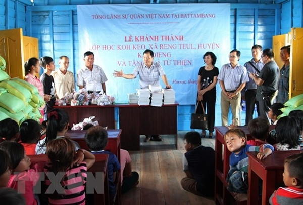 Inauguration d’une école flottante pour les enfants Viêt Kiêu sur le Tonlé Sap ảnh 1