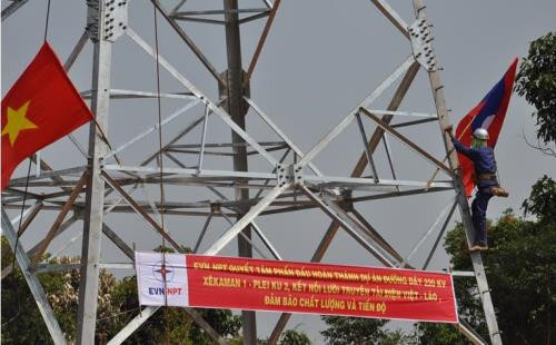 Mise en circuit de la ligne transfrontalière de 220 kV Sekaman 1 (Laos)-Pleiku 2 (Vietnam) ảnh 1