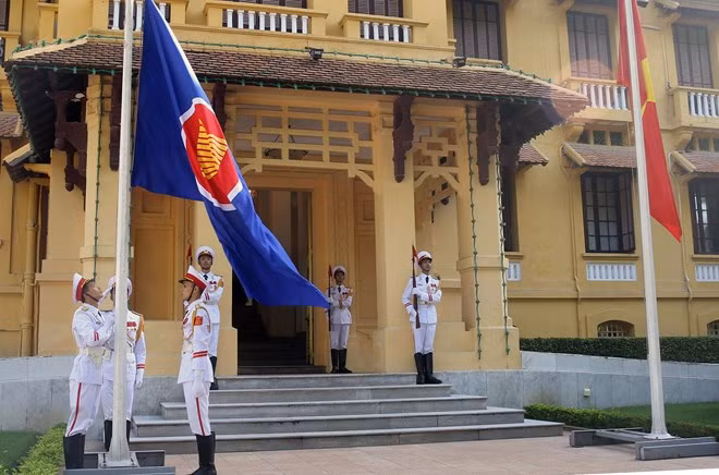 Cérémonie de lever du drapeau de l’ASEAN à Hanoi ảnh 1