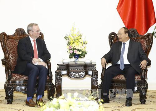 Le PM Nguyen Xuan Phuc reçoit le président exécutif du groupe Alphabet ảnh 1 Le PM Nguyen Xuan Phuc reçoit le président exécutif du groupe Alphabet ảnh 1