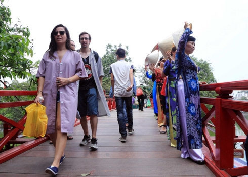 Prêt de tenues aux visiteurs : diffuser une bonne image ảnh 1 Prêt de tenues aux visiteurs : diffuser une bonne image ảnh 1