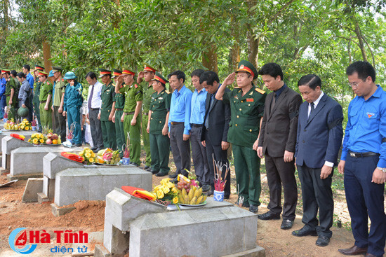 Ha Tinh : inhumation des restes de 19 soldats tombés au Laos ảnh 1