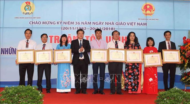 Célébrations de la Journée des enseignants vietnamiens dans l'ensemble du pays ảnh 1 Célébrations de la Journée des enseignants vietnamiens dans l'ensemble du pays ảnh 1