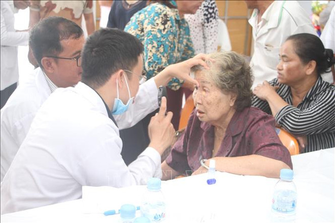 Des médecins vietnamiens au chevet des patients cambodgiens démunis ảnh 1 Des médecins vietnamiens au chevet des patients cambodgiens démunis ảnh 1
