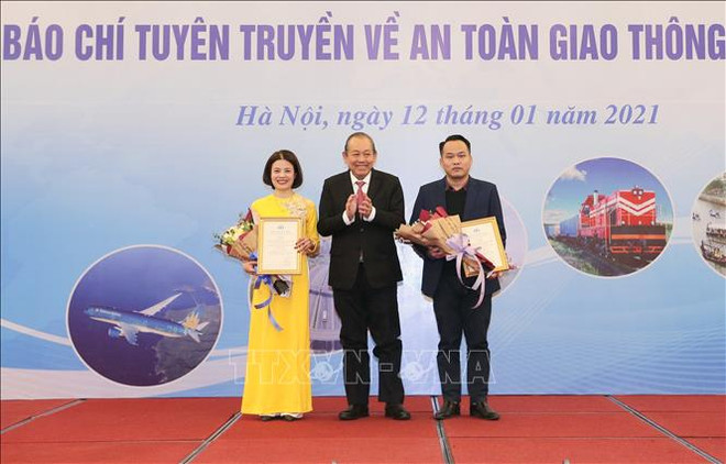 Truong Hoà Binh récompense l’excellence en journalisme sur la sécurité routière ảnh 1 Truong Hoà Binh récompense l’excellence en journalisme sur la sécurité routière ảnh 1