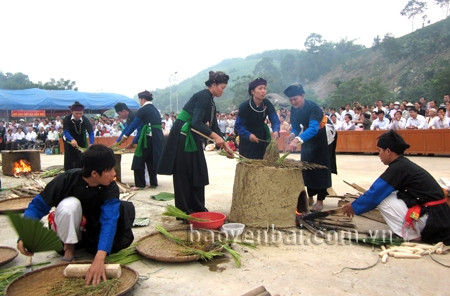 Originalité de la fête du nouveau riz au temple de Dông Cuông à Yên Bai ảnh 1 Originalité de la fête du nouveau riz au temple de Dông Cuông à Yên Bai ảnh 1