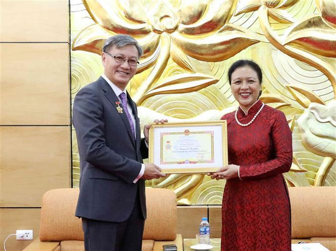 Insigne "Pour la paix et l'amitié entre les nations" à l'ambassadeur du Laos au Vietnam ảnh 1 Insigne "Pour la paix et l'amitié entre les nations" à l'ambassadeur du Laos au Vietnam ảnh 1