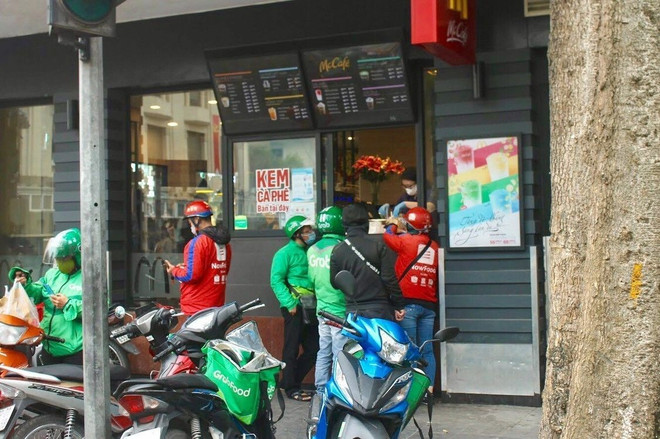 Saison doublement chargée pour les livreurs pendant la pandémie et la canicule ảnh 2 Saison doublement chargée pour les livreurs pendant la pandémie et la canicule ảnh 2