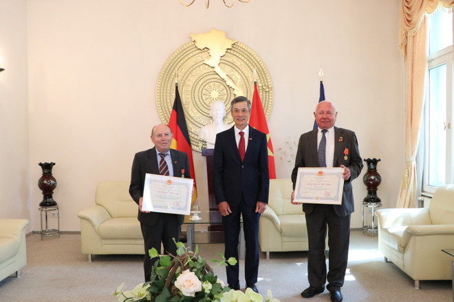 Remise de distinctions honorifiques à deux citoyens allemands ảnh 1 Remise de distinctions honorifiques à deux citoyens allemands ảnh 1