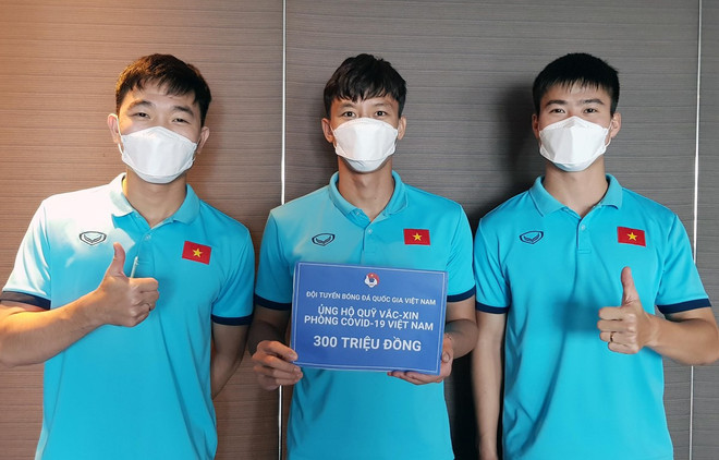 L'équipe nationale de football fait don de 300 millions de dongs au Fonds de vaccins anti-COVID-19 ảnh 1 L'équipe nationale de football fait don de 300 millions de dongs au Fonds de vaccins anti-COVID-19 ảnh 1