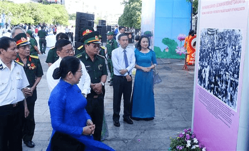 HCM-Ville: Une exposition en l’honneur de la Journée de la Libération du Sud ảnh 1 HCM-Ville: Une exposition en l’honneur de la Journée de la Libération du Sud ảnh 1
