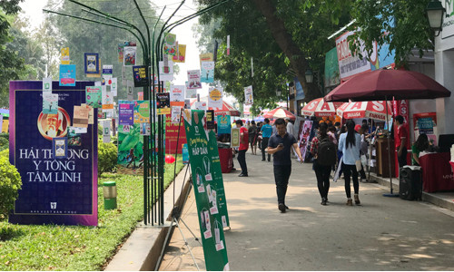 Salon du livre de Hanoï 2018: 11 milliards de dongs de recettes ảnh 1 Salon du livre de Hanoï 2018: 11 milliards de dongs de recettes ảnh 1
