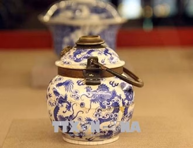 Une exposition d’anciens objets en porcelaine à Thua Thien-Hue ảnh 2