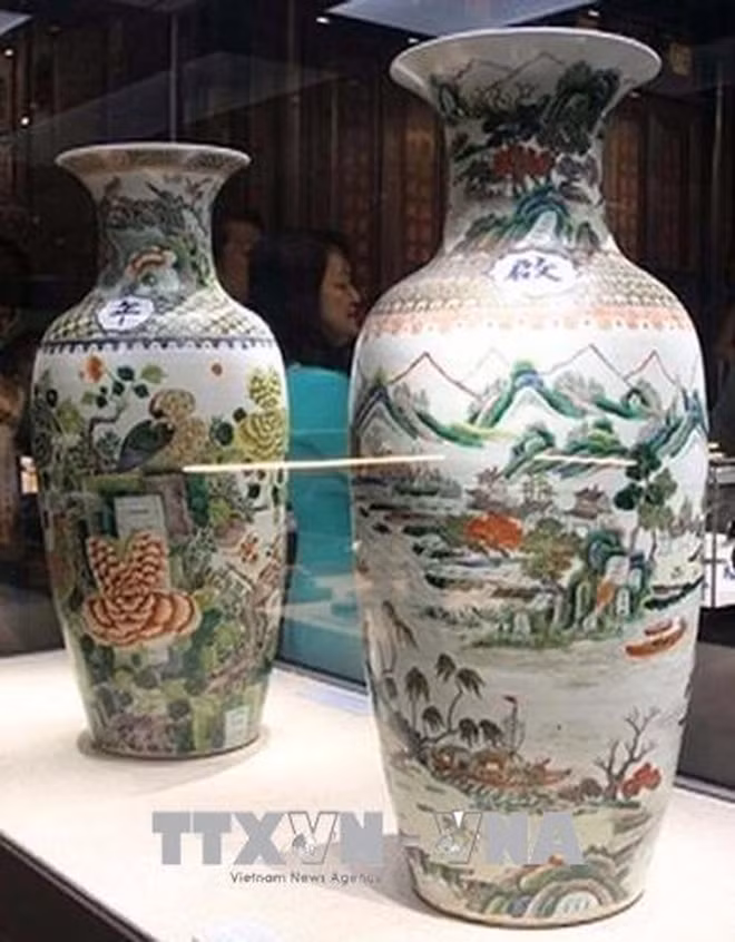 Une exposition d’anciens objets en porcelaine à Thua Thien-Hue ảnh 3