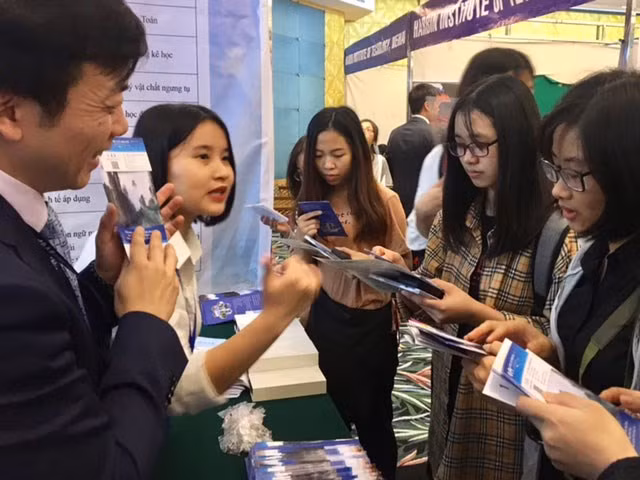 Forum et salon de l’éducation Vietnam-Chine 2018 à Hanoi ảnh 1