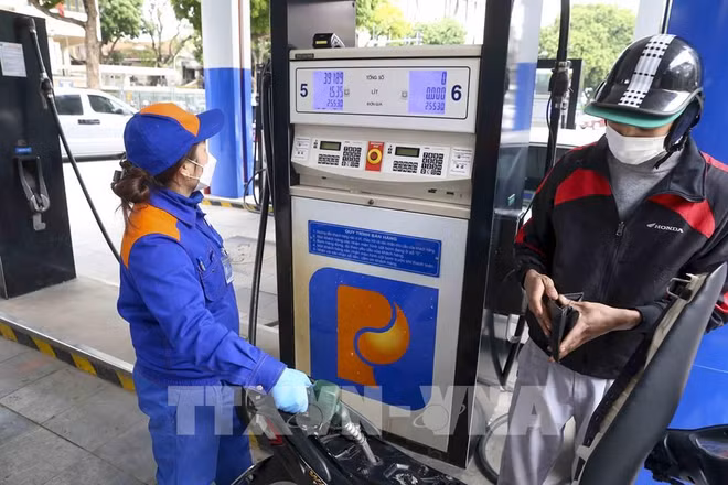 Les prix de l'essence réduisent de plus de 1.000 dôngs le litre ảnh 1 Les prix de l'essence réduisent de plus de 1.000 dôngs le litre ảnh 1