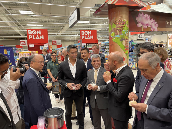 Le riz vietnamien présenté aux supermarchés Carrefour de la France ảnh 2 Le riz vietnamien présenté aux supermarchés Carrefour de la France ảnh 2