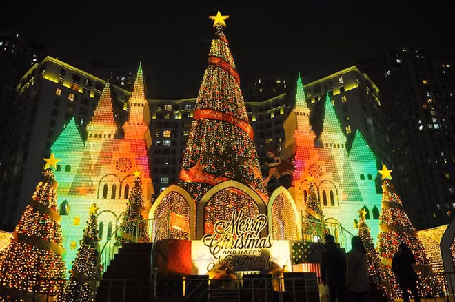 Hanoi brille de mille feux à l’approche de Noël ảnh 2 Hanoi brille de mille feux à l’approche de Noël ảnh 2
