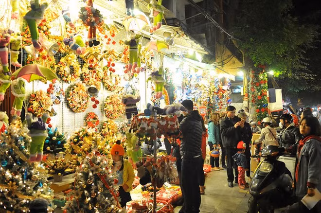 Hanoi brille de mille feux à l’approche de Noël ảnh 1 Hanoi brille de mille feux à l’approche de Noël ảnh 1