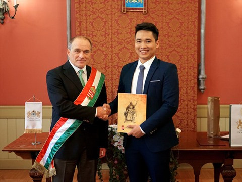 Un jeune chanteur d’opéra vietnamien naturalisé hongrois ảnh 2 Un jeune chanteur d’opéra vietnamien naturalisé hongrois ảnh 2