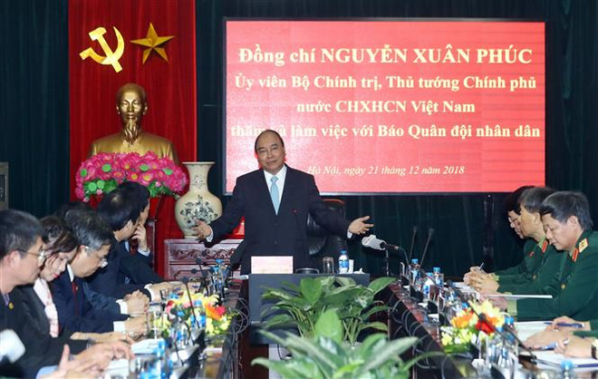 Le PM Nguyên Xuân Phuc travaille avec le journal "Armée populaire" ảnh 1 Le PM Nguyên Xuân Phuc travaille avec le journal "Armée populaire" ảnh 1