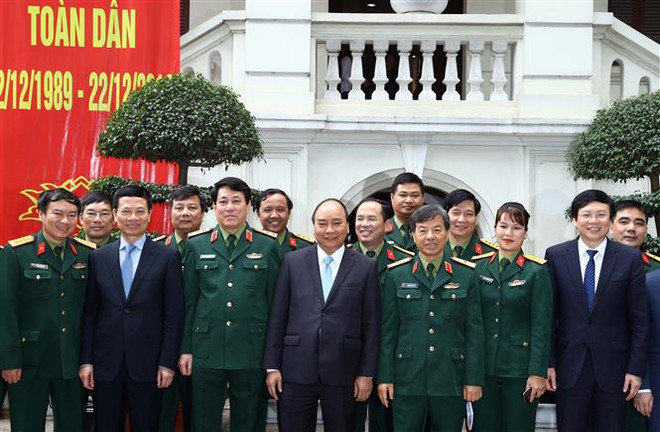 Le PM Nguyên Xuân Phuc travaille avec le journal "Armée populaire" ảnh 2 Le PM Nguyên Xuân Phuc travaille avec le journal "Armée populaire" ảnh 2
