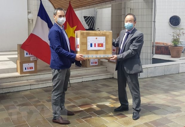 Le Vietnam offre des masques médicaux à des organisations et amis français ảnh 1 Le Vietnam offre des masques médicaux à des organisations et amis français ảnh 1
