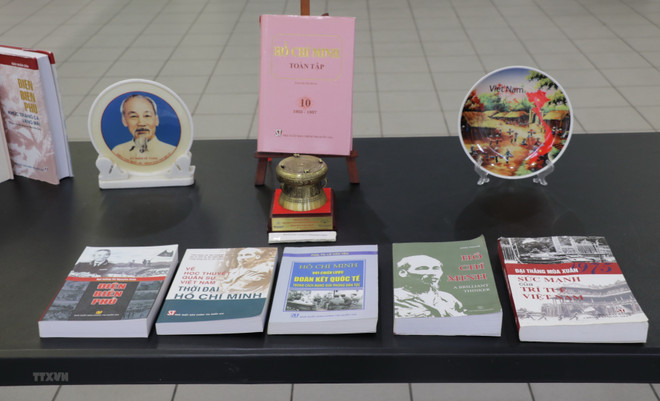 Des amis canadiens apprécient le rôle de direction du Parti communiste du Vietnam ảnh 1 Des amis canadiens apprécient le rôle de direction du Parti communiste du Vietnam ảnh 1