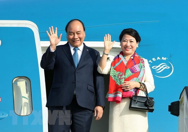 Le Premier ministre part pour le 33e Sommet de l’ASEAN à Singapour ảnh 1 Le Premier ministre part pour le 33e Sommet de l’ASEAN à Singapour ảnh 1