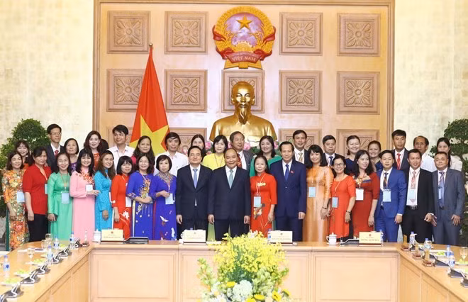 Le Premier ministre rencontre des enseignants exemplaires ảnh 1