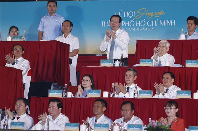 Le président Vo Van Thuong assiste au programme artistique "La rivière qui raconte son histoire" ảnh 2 Le président Vo Van Thuong assiste au programme artistique "La rivière qui raconte son histoire" ảnh 2