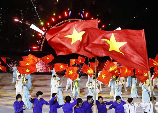 Le président Vo Van Thuong assiste au programme artistique "La rivière qui raconte son histoire" ảnh 1 Le président Vo Van Thuong assiste au programme artistique "La rivière qui raconte son histoire" ảnh 1