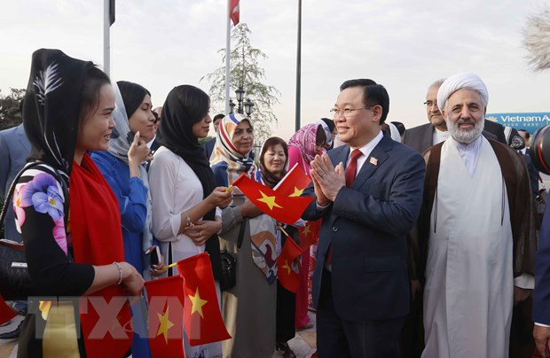 Le président de l'AN Vuong Dinh Hue rencontre la communauté vietnamienne en Iran ảnh 1 Le président de l'AN Vuong Dinh Hue rencontre la communauté vietnamienne en Iran ảnh 1