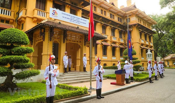 Le drapeau de l'ASEAN se lève à Hanoi pour son 56e anniversaire ảnh 1 Le drapeau de l'ASEAN se lève à Hanoi pour son 56e anniversaire ảnh 1
