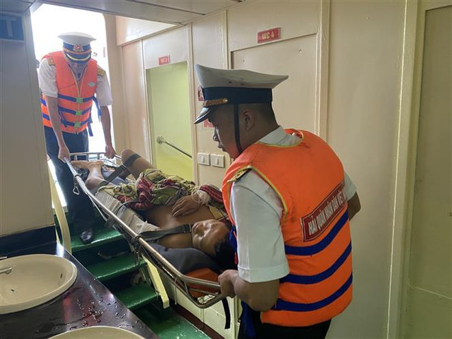 Évacuation médicale d’un marin pêcheur au large de Khanh Hoa ảnh 1 Évacuation médicale d’un marin pêcheur au large de Khanh Hoa ảnh 1