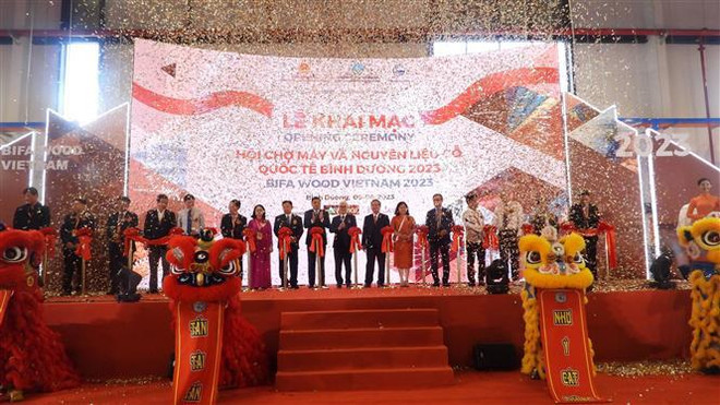 Binh Duong : ouverture de l’exposition internationale de matériaux et de machines à bois ảnh 1 Binh Duong : ouverture de l’exposition internationale de matériaux et de machines à bois ảnh 1