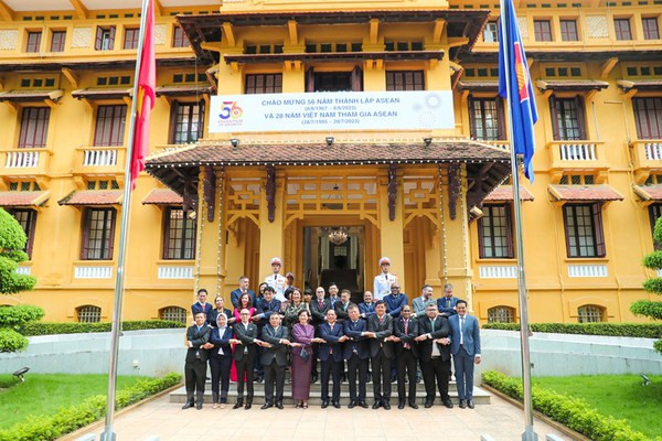 Le drapeau de l'ASEAN se lève à Hanoi pour son 56e anniversaire ảnh 2 Le drapeau de l'ASEAN se lève à Hanoi pour son 56e anniversaire ảnh 2
