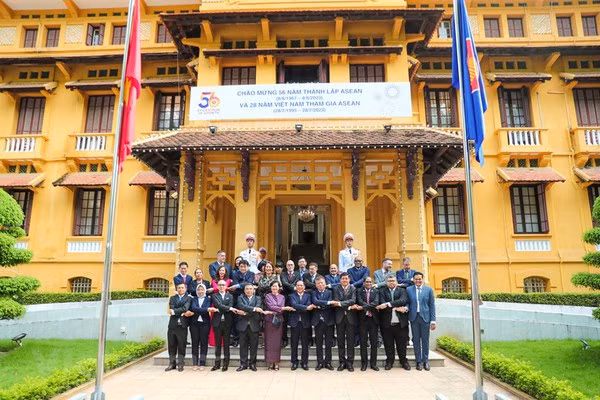 Le drapeau de l'ASEAN se lève à Hanoi pour son 56e anniversaire ảnh 2 Le drapeau de l'ASEAN se lève à Hanoi pour son 56e anniversaire ảnh 2
