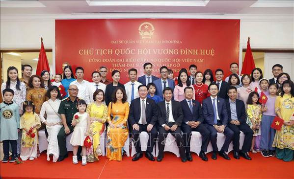 Le président de l’AN rencontre la communauté vietnamienne en Indonésie ảnh 1 Le président de l’AN rencontre la communauté vietnamienne en Indonésie ảnh 1