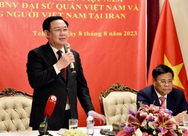 Le président de l'AN Vuong Dinh Hue rencontre la communauté vietnamienne en Iran ảnh 2 Le président de l'AN Vuong Dinh Hue rencontre la communauté vietnamienne en Iran ảnh 2