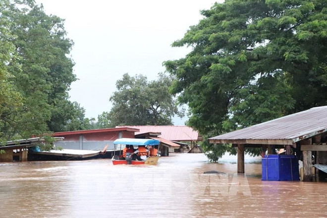 Tous les Vietnamiens piégés sur l'autoroute 8 au Laos ont été sauvés ảnh 1 Tous les Vietnamiens piégés sur l'autoroute 8 au Laos ont été sauvés ảnh 1