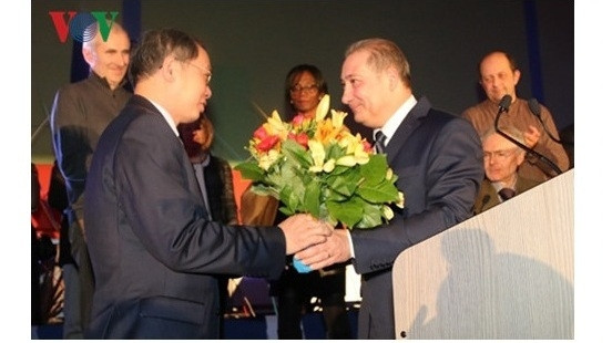 Remise de l’Insigne de la ville française de Choisy-le-Roi à l’ambassadeur vietnamien ảnh 1 Remise de l’Insigne de la ville française de Choisy-le-Roi à l’ambassadeur vietnamien ảnh 1
