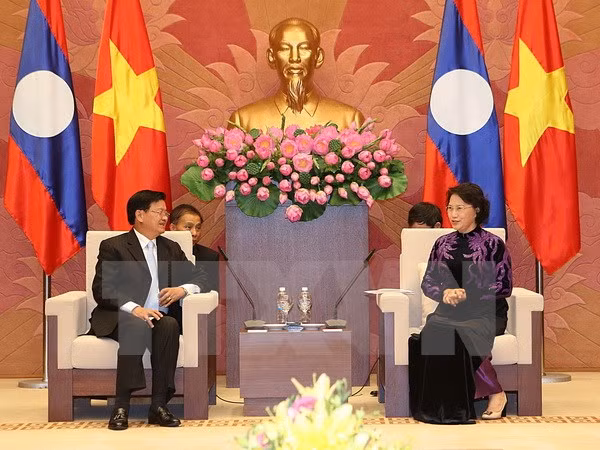 La présidente de l’AN vietnamienne reçoit le PM laotien ảnh 1