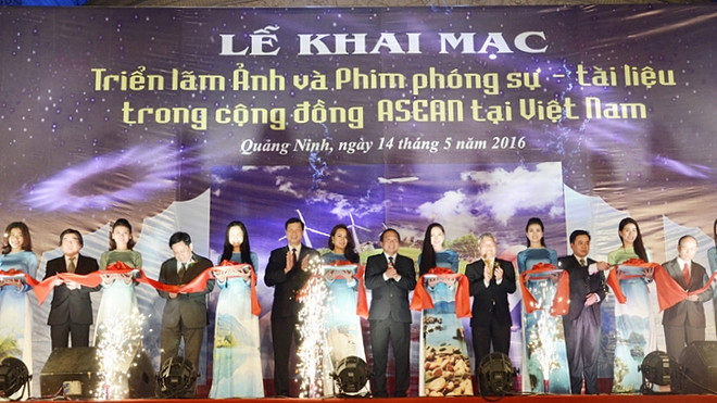 Vernissage de l’exposition de photos sur la communauté de l’ASEAN ảnh 1 Vernissage de l’exposition de photos sur la communauté de l’ASEAN ảnh 1