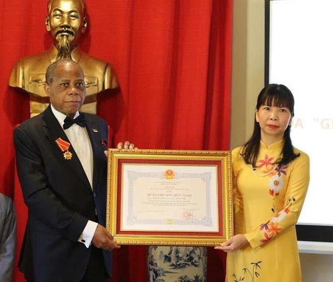 Remise de l’Ordre de l’Amitié à l’ambassadeur du Mozambique au Brésil ảnh 1 Remise de l’Ordre de l’Amitié à l’ambassadeur du Mozambique au Brésil ảnh 1